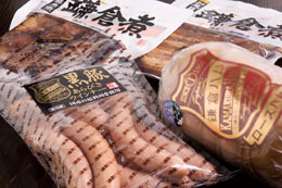 鎌倉煮〈豚角煮〉（577円）、黒豚あらびきウインナー（945円）、特選ロースハム（5,250円〜）
