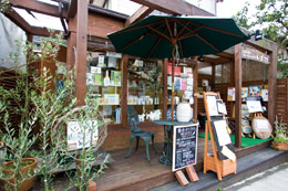 店内にはオイルに加え、高品質の塩、オリーブペースト、オリーブ由来の化粧品なども並ぶ