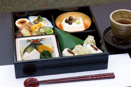 前日までの完全予約制の松花堂弁当は氷菓子と茶碗蒸し付きで２,８００円（税込）。4名〜10名、2週間前までの予約で夜会席コースも楽しめる。要問合せ