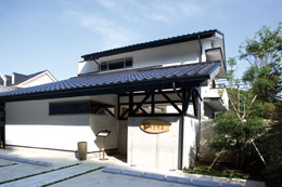 江ノ電・稲村ガ崎の駅から徒歩数分。個室２部屋にテーブル席、カウンター席も。駐車場有り