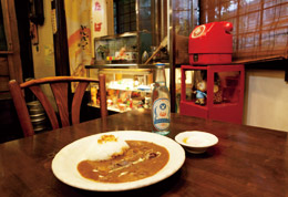 人気の葉山牛筋伽哩（990円）と懐かしい味のスワンサイダー（400円）。カレーはすべて温泉卵付き