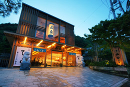 今年6月に鶴岡八幡宮そばにオープン。モダンなデザインながら、伝統を感じさせる木造建築風の店舗は、周辺の景観に溶け込んでいる（写真提供／山安）
