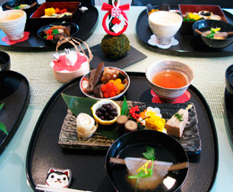 お節のテーブル（花びら餅風お雑煮、テンペの松風やき、錦豆腐 他）
