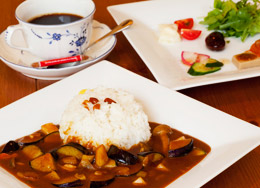 野菜とキノコの特製カレーライス・サラダと前菜のプレート・氷温熟成珈琲のランチセット（1,000円）